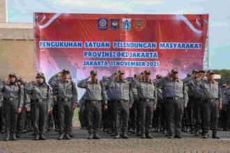 Upacara pengukuhan Satlinmas dan Satgas Linmas di sisi selatan Monumen Nasional (Monas), Jakarta Pusat, Selasa (11/11/2025) | Sumber Foto: Kominfotik DKI