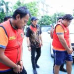 Ayah dan anak terduga pelaku pencurian lampu hias saat digelandang di Mapolrestabes Surabaya, Jumat (14/11/2025) | Foto: Ariandi K/BI