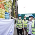 Proses pemusnahan pakaian bekas asal impor ilegal (balpres) di Kabupaten Bogor, Jawa Barat, Jumat (14/11/2025) | Foto: Hum/Kemendag