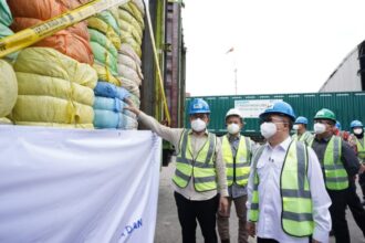 Proses pemusnahan pakaian bekas asal impor ilegal (balpres) di Kabupaten Bogor, Jawa Barat, Jumat (14/11/2025) | Foto: Hum/Kemendag
