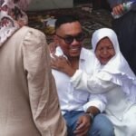 Anggota DPR RI nonaktif Ahmad Sahroni, bersama warga (Sc: Vt/cekfaktapolitik)