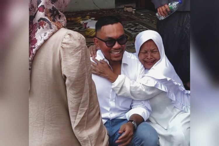 Anggota DPR RI nonaktif Ahmad Sahroni, bersama warga (Sc: Vt/cekfaktapolitik)