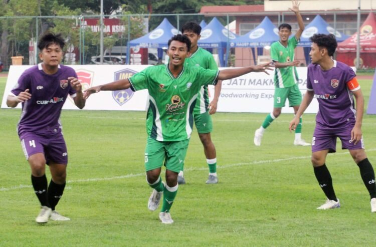 Tim Mini Football Jawa Timur Vs Tim Banten dalam laga pembuka Liga Nusantara (Linus) KSMI 2025 di Lapangan Thor, Surabaya, Sabtu (22/11/2025) | Foto: Ist/Dimas Ap