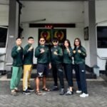 Tim Kick Boxing Indonesia (KBI) Surabaya saat berada di depan Kantor KONI Jawa Timur | Foto: Ist/Dimas Ap