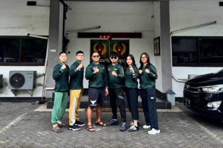 Tim Kick Boxing Indonesia (KBI) Surabaya saat berada di depan Kantor KONI Jawa Timur | Foto: Ist/Dimas Ap