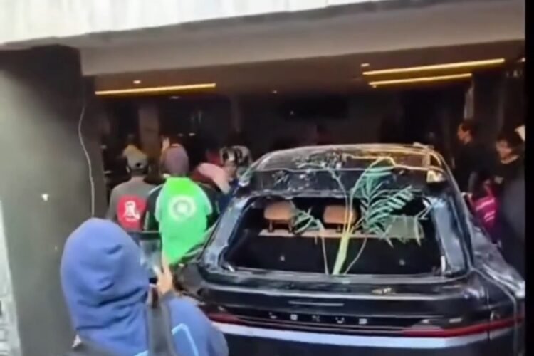 Tangkapan layar video media sosial peristiwa perusakan dan penjarahan rumah Ahmad Sahroni pada akhir Agustus 2025 di Tanjung Priok, Jakarta Utara | Source: Ist