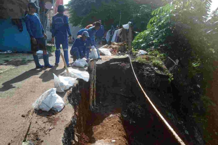 Kondisi tanggul longsor di Pejaten Timur, Pasar Minggu, Kota Jakarta Selatan, Sabtu (1/11/2025) pagi | Foto: dok. Pemprov DKI