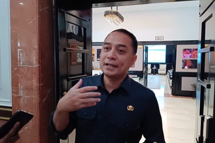 Wali Kota Surabaya Eri Cahyadi saat memberikan keterangan pers di Balai Kota Surabaya, Senin (3/11/2025) | Foto: Ist/BI