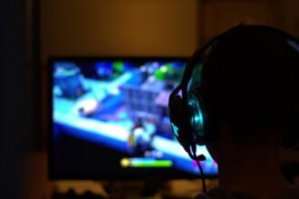 Ilustrasi: Seorang anak laki-laki tengah bermain gim online (pixabay)