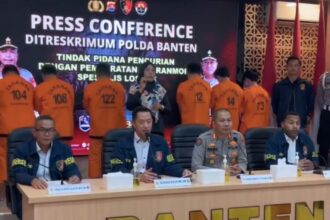 Konferensi pers ungkap kasus spesialis pencurian mobil pickup atau L300 di Mapolda Banten, Kamis (6/11/2025) | Sumber Foto: Hum/Polda Banten
