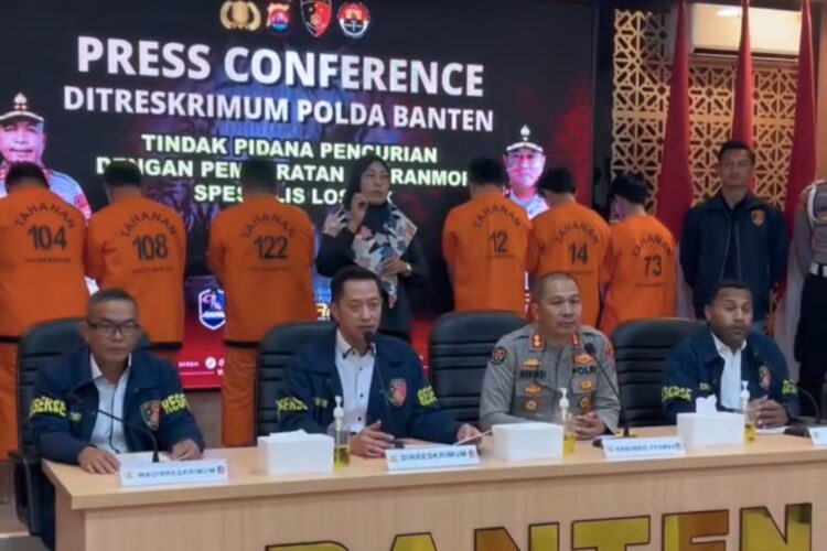Konferensi pers ungkap kasus spesialis pencurian mobil pickup atau L300 di Mapolda Banten, Kamis (6/11/2025) | Sumber Foto: Hum/Polda Banten