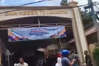 Tangkapan layar video suasana pasca ledakan di dalam area masjid SMAN 72 Jakarta, Kelapa Gading, Jakarta Utara, Jumat (7/11/2025) siang. (Istimewa)