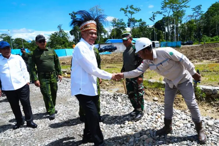 Menko Polkam Jenderal TNI (Purn) Djamari Chaniago saat mengunjungi Timika, Kabupaten Mimika, Papua Tengah, Kamis (6/11/2025) | Sumber Foto: Kemenko Polkam