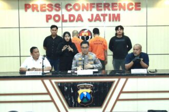 Konferensi pers pengungkapan kasus sindikat pencurian bersenjata, yang digelar di Mapolda Jatim, Kamis (6/11/2025) | Sumber Foto: Hum Polda Jatim