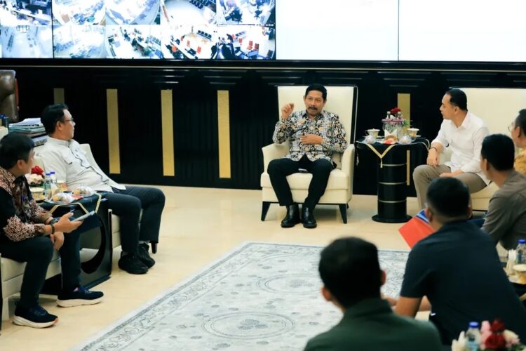 Kepala Kantor Kemenkum Jawa Timur, Haris Sukamto, saat audiensi bersama Wali Kota Eri Cahyadi di Balai Kota Surabaya, Jumat (7/11/2025) | Sumber Foto: Hum/Kemenkum Jatim