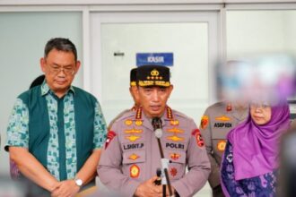 Kapolri Jenderal Listyo Sigit Prabowo, saat menjenguk para korban ledakan di RS Islam Cempaka Putih, Jakarta, Sabtu (8/11/2025) | Sumber Foto: Divhum Polri