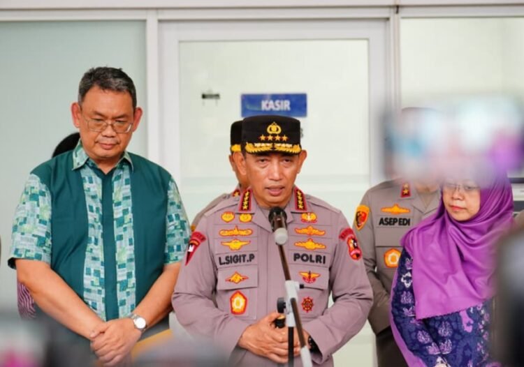 Kapolri Jenderal Listyo Sigit Prabowo, saat menjenguk para korban ledakan di RS Islam Cempaka Putih, Jakarta, Sabtu (8/11/2025) | Sumber Foto: Divhum Polri