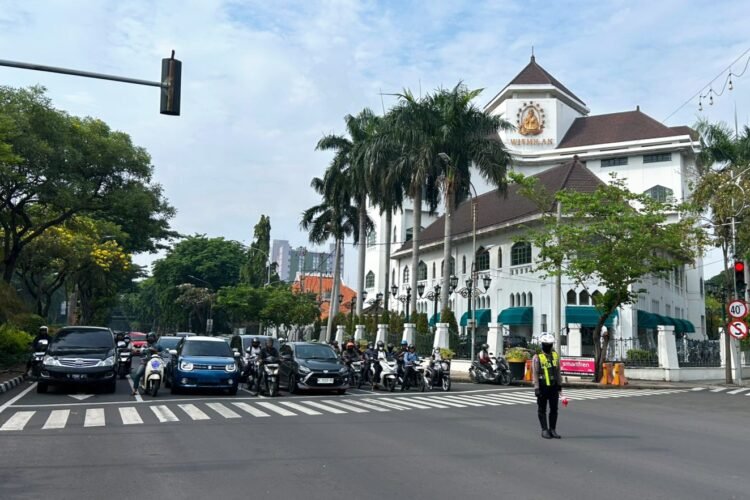 Hening cipta serentak selama 60 detik di jalan simpang empat Darmo-Polisi Istimewa Surabaya, Senin (10/11/2025) | Foto: Ist/Dimas AP