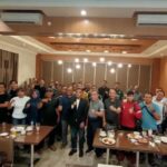 Bakal Calon Ketua KONI Kota Surabaya, Arderio Hukom (depan tengah), dalam agenda Sambung Roso bersama puluhan pengurus cabor se-Surabaya, Kamis (13/11/2025) | Foto: Ist/Dimas Ap
