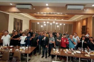 Bakal Calon Ketua KONI Kota Surabaya, Arderio Hukom (depan tengah), dalam agenda Sambung Roso bersama puluhan pengurus cabor se-Surabaya, Kamis (13/11/2025) | Foto: Ist/Dimas Ap