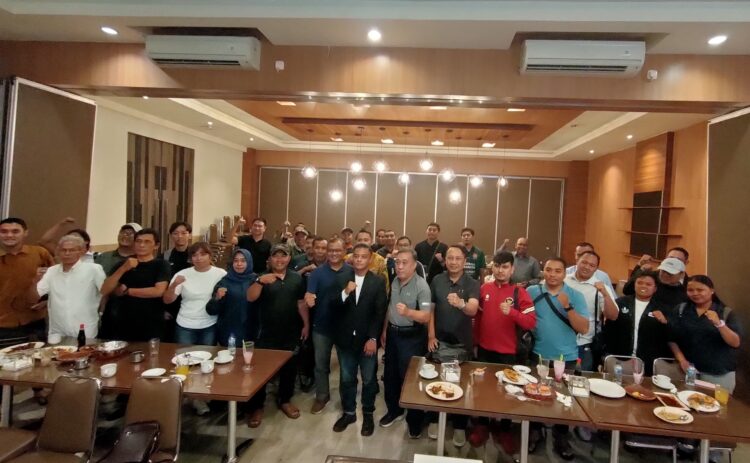 Bakal Calon Ketua KONI Kota Surabaya, Arderio Hukom (depan tengah), dalam agenda Sambung Roso bersama puluhan pengurus cabor se-Surabaya, Kamis (13/11/2025) | Foto: Ist/Dimas Ap