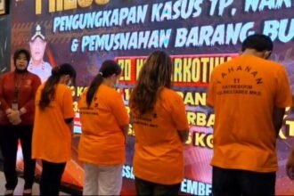 dok. Konferensi pers ungkap kasus sindikat adopsi anak ilegal di Aula Mappaoddang Polrestabes Makassar, Senin (10/11/2025) | Sumber Foto: Hum-Res Makassar