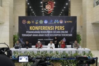 Konferensi pers terkait penanganan rekrutmen secara online terhadap anak-anak oleh kelompok terorisme yang digelar di Mabes Polri, Jakarta, Selasa (18/11/2025) | Sumber Foto: Hum/Polri