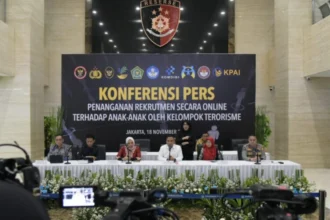 Konferensi pers terkait penanganan rekrutmen secara online terhadap anak-anak oleh kelompok terorisme yang digelar di Mabes Polri, Jakarta, Selasa (18/11/2025) | Sumber Foto: Hum/Polri