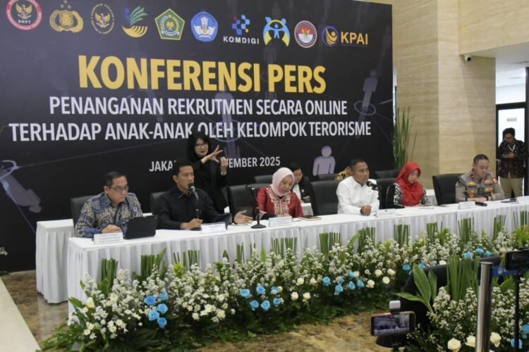 Konferensi pers terkait penanganan rekrutmen secara online terhadap anak-anak oleh kelompok terorisme yang digelar di Mabes Polri, Jakarta, Selasa (18/11/2025) | Sumber Foto: Hum/Polri