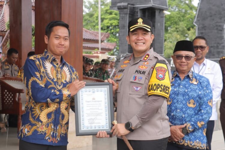 Kapolres Blitar AKBP Arif Fazlurrahman saat menyerahkan penghargaan | Foto: Ist/Dimas AP