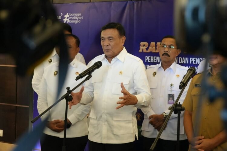 Menko Polkam Djamari Chaniago memberikan keterangan pers usai membuka rapat koordinasi di Bogor, Jawa Barat, Selasa (18/11/2025) | Foto: Hum/Kemenko Polkam