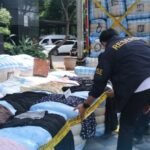 Konferensi pers pengungkapan kasus penyelundupan pakaian bekas impor ilegal di Jakarta, Jumat (21/11/2025) | Sumber Foto: Hum-Polda Metro Jaya