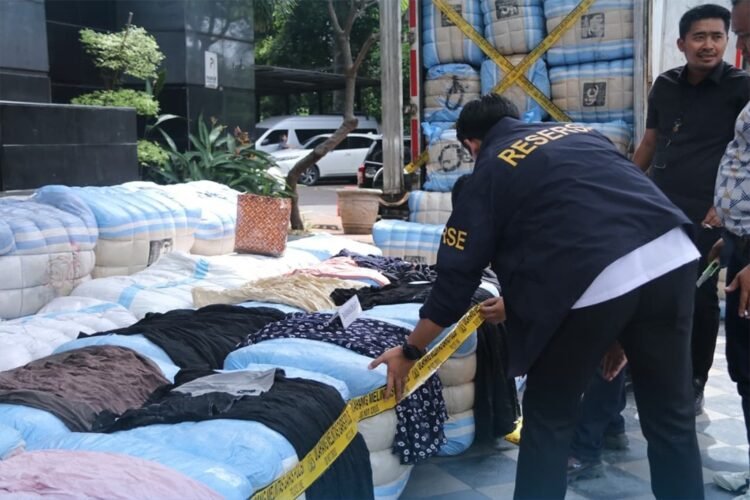 Konferensi pers pengungkapan kasus penyelundupan pakaian bekas impor ilegal di Jakarta, Jumat (21/11/2025) | Sumber Foto: Hum-Polda Metro Jaya