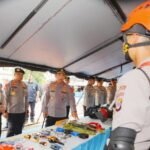 Kapolri Jenderal Listyo Sigit Prabowo saat melakukan pengecekan peralatan di Satbrimobda Polda DIY, Yogyakarta, Jumat (21/11/2025) | Sumber Foto: Hum/Polri