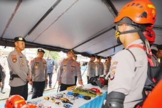 Kapolri Jenderal Listyo Sigit Prabowo saat melakukan pengecekan peralatan di Satbrimobda Polda DIY, Yogyakarta, Jumat (21/11/2025) | Sumber Foto: Hum/Polri