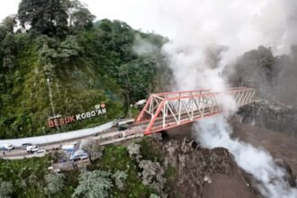 Foto udara Jembatan Besuk Kobok'an pasca erupsi Gunung Semeru di perbatasan Kabupaten Lumajang dan Malang, Provinsi Jawa Timur, pada Minggu (23/11/2025) | Sumber Foto: BNPB