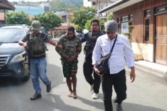Terduga pelaku pembunuhan saat diamankan Satgas Operasi Damai Cartenz bersama Polres Keerom | Sumber Foto: Hum Satgas ODC 2025