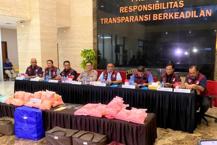 Konferensi pers pengungkap kasus kepemilikan ratusan ribu ekstasi yang digelar di Bareskrim Polri, Jakarta Selatan, Selasa (25/11/2025) | Sumber Foto: Hum/Polri