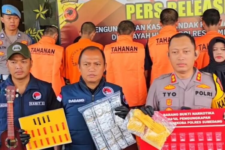 dok. Konferensi pers ungkap kasus narkotika di Lobby Mapolres Sumedang Polda Jawa Barat, Jumat (21/11/2025) | Sumber Foto: Hum/Res