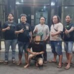 Terduga pelaku pembunuhan ibu dan anak saat diamankan Polres Nganjuk | Foto: Ist