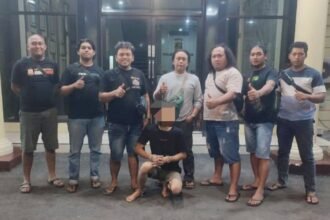 Terduga pelaku pembunuhan ibu dan anak saat diamankan Polres Nganjuk | Foto: Ist