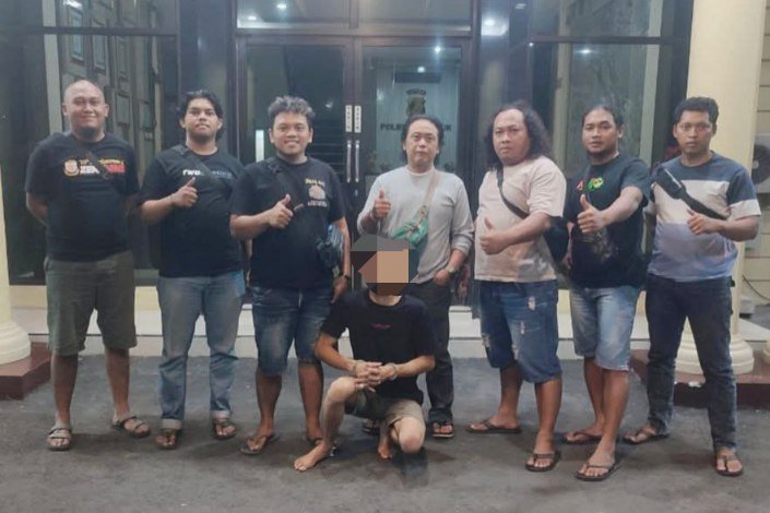 Terduga pelaku pembunuhan ibu dan anak saat diamankan Polres Nganjuk | Foto: Ist