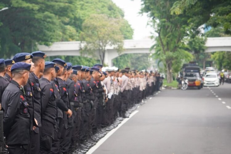 Apel gelar pasukan dalam rangka kesiapsiagaan pengamanan aksi unjuk rasa di Kota Surabaya, Kamis (27/11/2025) | Foto: Ist/Ariandi K