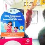 Penempelan stiker anti kekerasan terhadap perempuan dan anak di armada Transjakarta | Foto: Kominfotik DKI