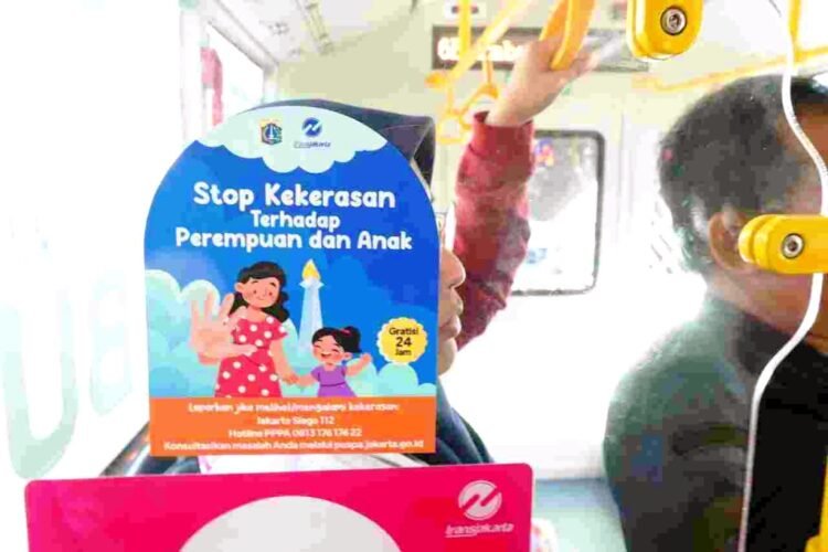 Penempelan stiker anti kekerasan terhadap perempuan dan anak di armada Transjakarta | Foto: Kominfotik DKI