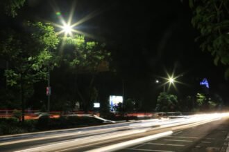 Ilustrasi: Lampu penerangan jalan umum (PJU) di Kota Surabaya | Sumber Foto: Pemkot Surabaya