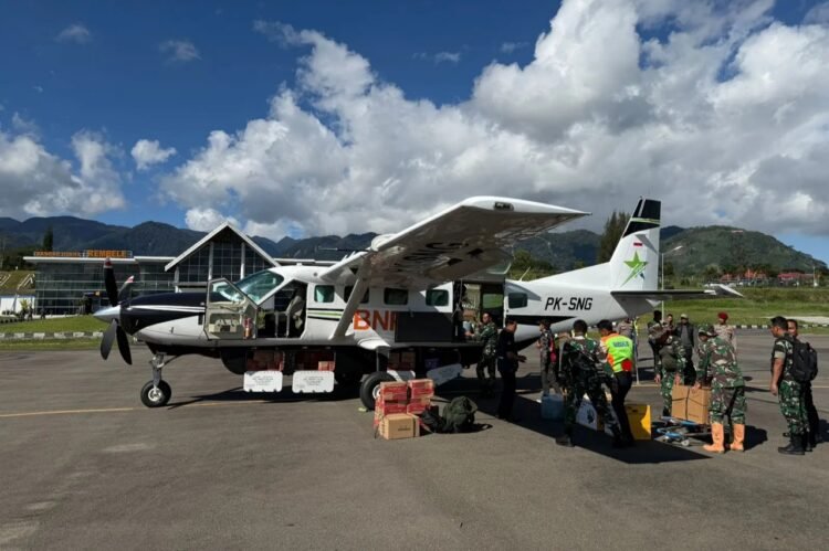 Pesawat BNPB membawa bantuan logistik dan peralatan mendarat di Bandara Rembele, Kabupaten Bener Meriah, Provinsi Aceh, Sabtu (29/11/2025) | Sumber Foto: BNPB