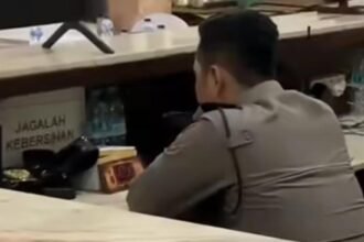 Tangkapan layar video petugas main game online di Balai Kota Surabaya (Istimewa/BI)