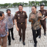 Acara penyerahan sekaligus peresmian Taman Tirtha Adhyaksa di Gazebo Universitas Negeri Surabaya (UNESA), Kamis (13/11/2025) | Sumber Foto: Kominfo Surabaya