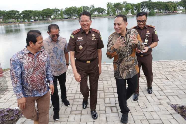 Acara penyerahan sekaligus peresmian Taman Tirtha Adhyaksa di Gazebo Universitas Negeri Surabaya (UNESA), Kamis (13/11/2025) | Sumber Foto: Kominfo Surabaya